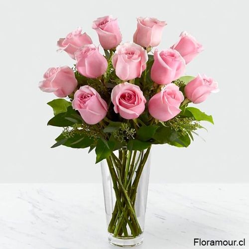 Florero de vidrio con 12 rosas ecuatorianas rosadas